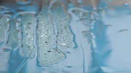 Acción del agua en el cristal sin utilizar el preparado RAVAK AntiCalc®.